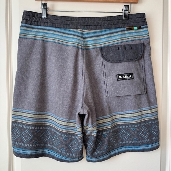 VISSLA Hybrid Shorts 8" inseam - Men's Size 32 - Picture 3 of 5